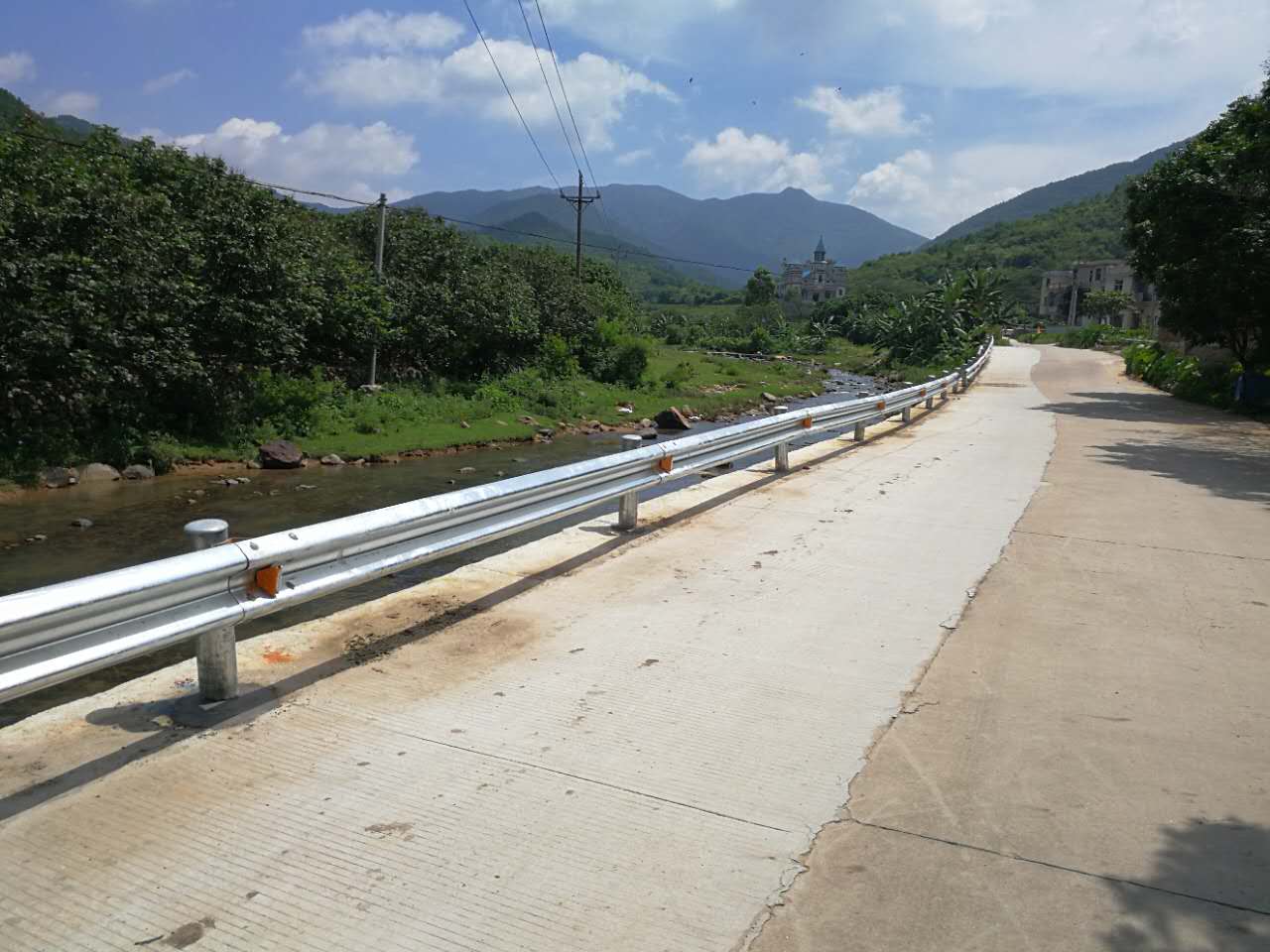 道路波形護(hù)欄防撞價格一般多少比較合適？